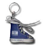 Schlüsselanhänger mit I Love Israel auf Turnschuh
