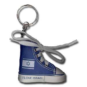 Schlüsselanhänger mit I Love Israel auf Turnschuh