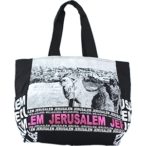 Bolso  de tela Rosa con diseño de  Jerusalen y  Camello en tela metalica 